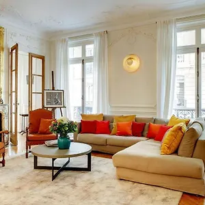 In A Great Location Close To The Eiffel Tower Paryż